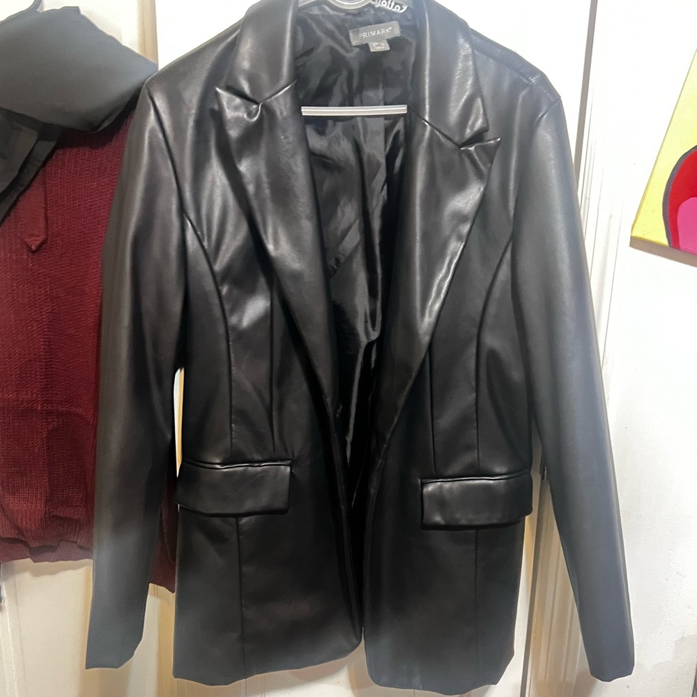 Black faux leather blazer #fauxleather